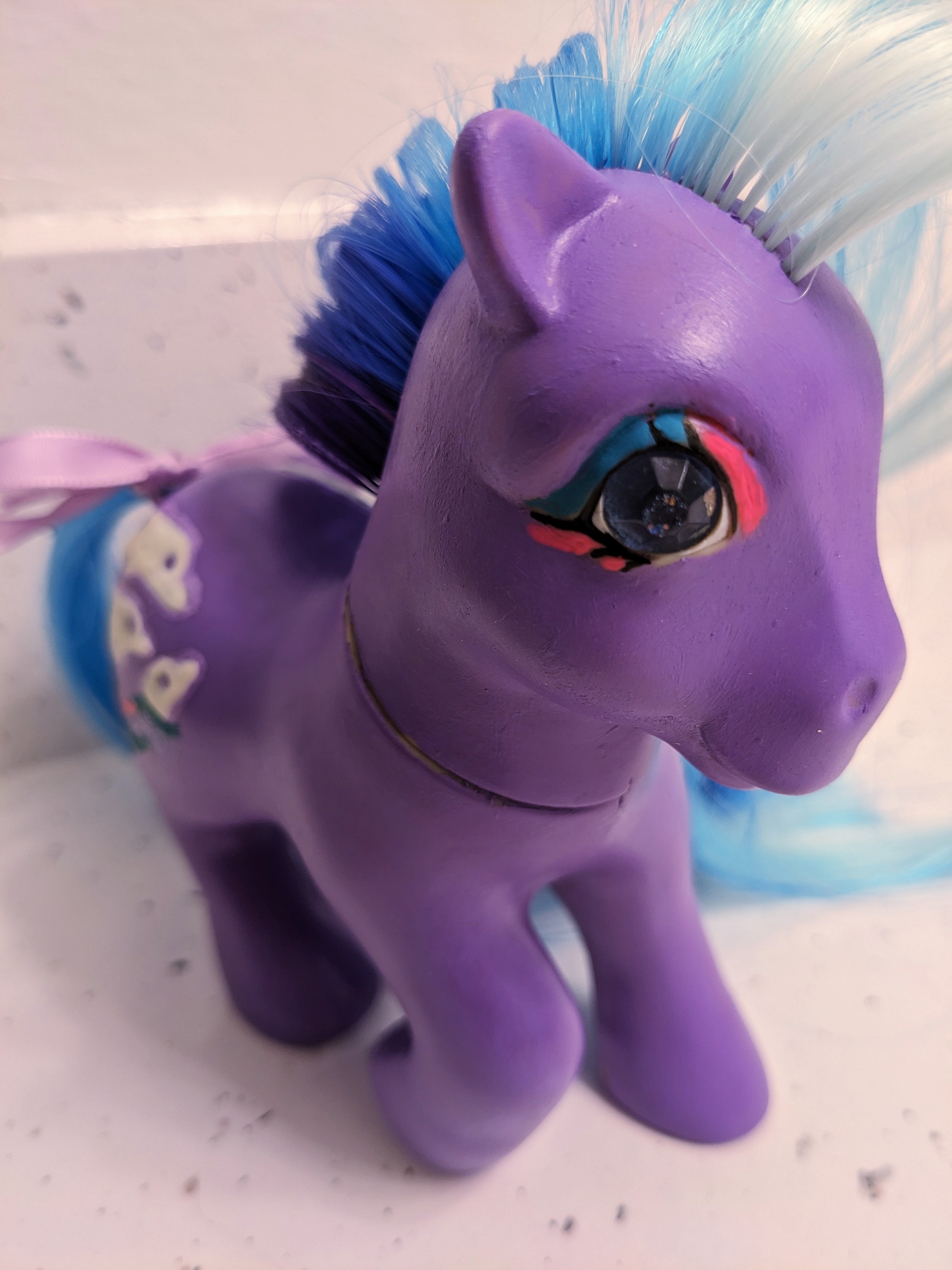 Closeup of the Twinkle Eye dolphin pony Spyhopper